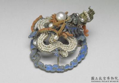 图片[2]-Enameled head ornament in the form of a coiled dragon, Qing dynasty, 19th century-China Archive